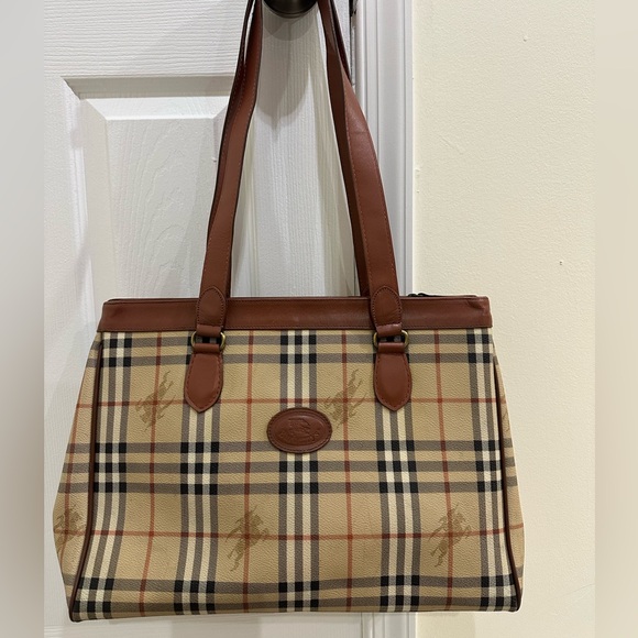 Burberry - Picture 1 of 17